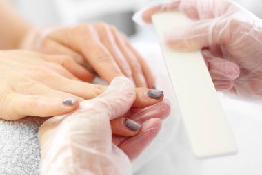 Bir tırnak törpüsü ile hibrid boya kaldırma.