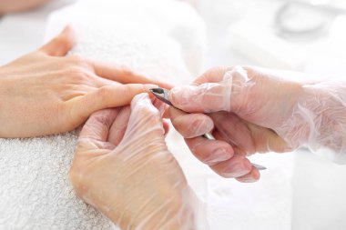 Çivi ile tırnaklarını kesmek.