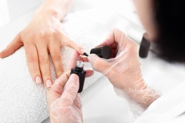 Manikür, tırnak boyama.