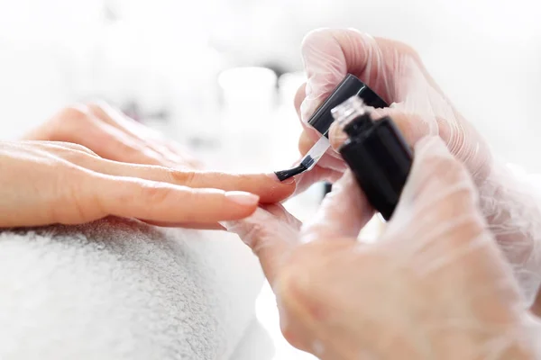 Pintura de uñas en las manos . —  Fotos de Stock