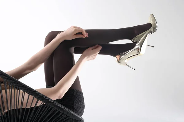 Kahverengi Tayt Den Külotlu Çorap Altın Yüksek Topuklu Kadın Bacakları — Stok fotoğraf