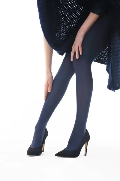 暖かいタイツ 不透明なタイツの女性の美しく 形の良い足 — ストック写真