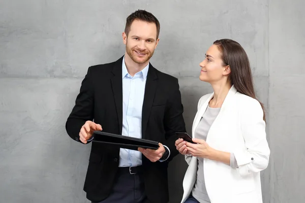 Business Meeting Young Office Workers Standing Hallway Company Reading Tablet — Stock Photo, Image