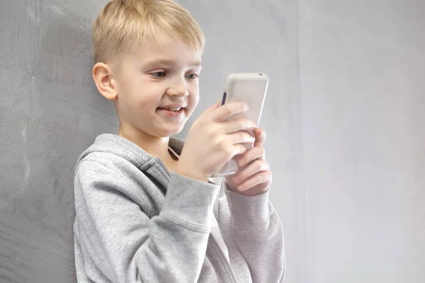 Plezier Smartphone Jongen Speelt Toepassing Smartphone — Stockfoto