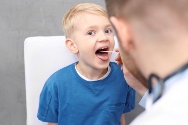 Doktor hamile. Çocuk doktoru inceliyor