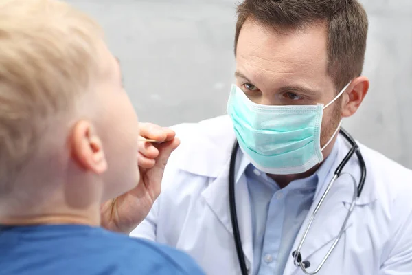 Otorrinolaringólogo Niño Con Médico Pediatra Examina Niño — Foto de Stock