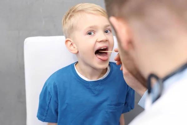 Niño Con Médico Pediatra Examina Niño — Foto de Stock