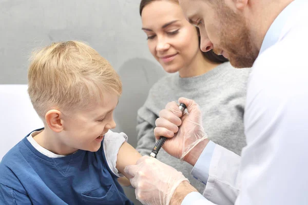 Doktor Bir Insülin Enjeksiyon Çocuk Verir Nsülin Enjekte Zaman Diyabetli — Stok fotoğraf
