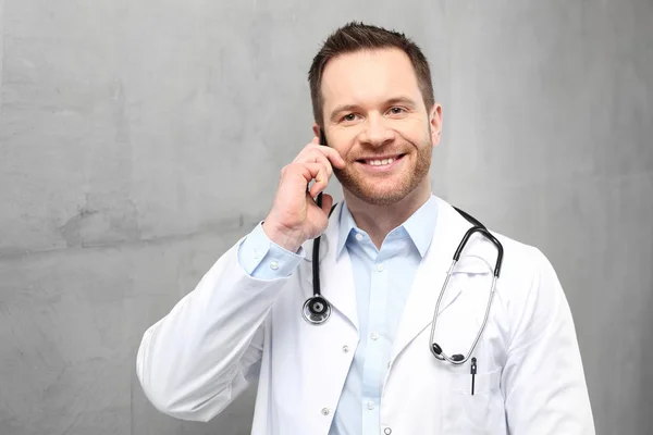 Medico Sta Parlando Telefono Bel Dottore Vestito Con Una Tuta — Foto Stock