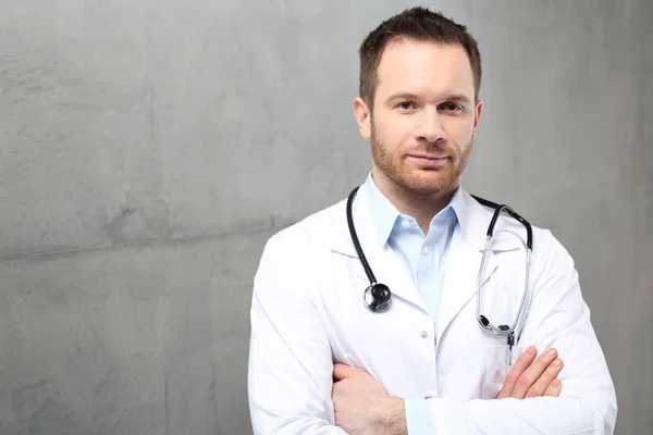 Doktor Beyaz Önlük Giymiş Yakışıklı Doktor Bir Klinikte Duruyor — Stok fotoğraf