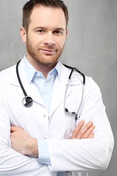 Uśmiechnięty Młody Lekarz Przystojny Lekarz Ubrany Biały Fartuch Stoi Klinice — Zdjęcie stockowe