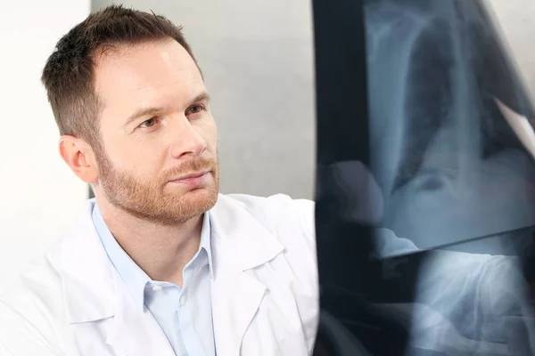 Médico Consultorio Médico Está Observando Una Radiografía Paciente —  Fotos de Stock