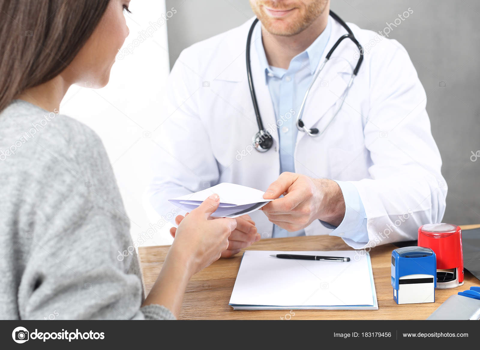 Медицинская сестра. Бухгалтерия и медицина. Врач женщина думает. Фотосессия врача. Радостный пациент и врач.