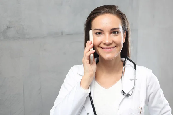 Doctor Con Una Bata Blanca Hablando Por Teléfono —  Fotos de Stock