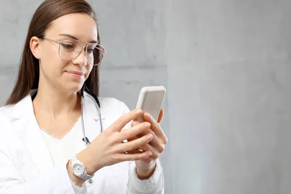 Doctor Con Teléfono Médico Envía Mensaje Texto —  Fotos de Stock
