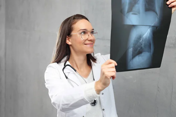 Médico Está Vigilando Radiografía —  Fotos de Stock