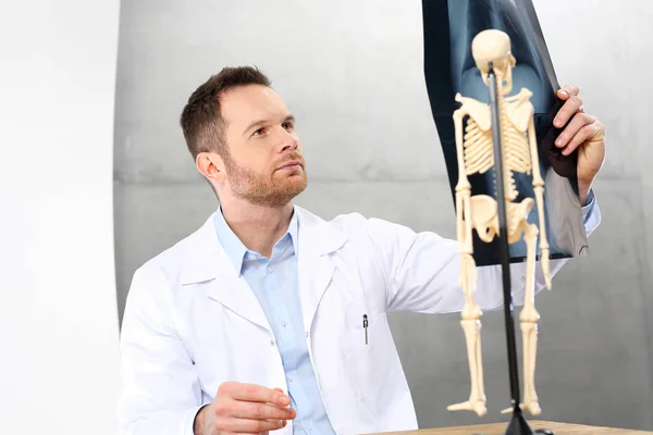 Ortopedista Médico Consultorio Médico Está Observando Una Radiografía Paciente —  Fotos de Stock