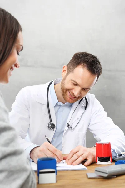 Prescrição Medicamentos Paciente Consultório Médico — Fotografia de Stock