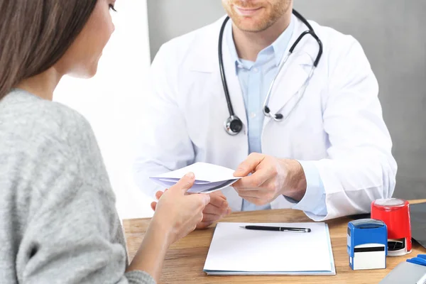 Paciente Num Consultório Médico Médico Insere Recomendações Prescrições — Fotografia de Stock