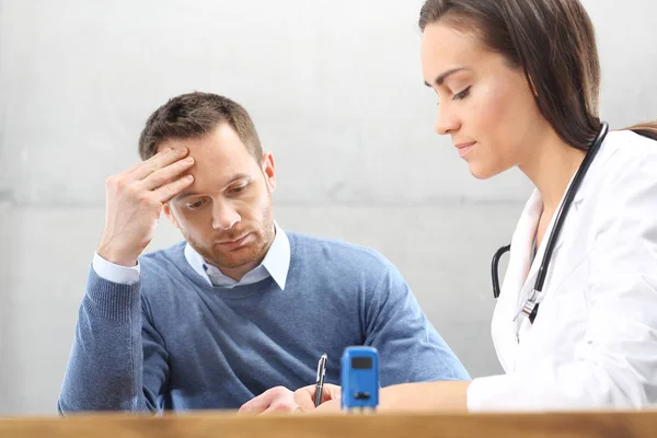 Hastalık Bir Doktor Ofisinde Endişeli Bir Adam — Stok fotoğraf