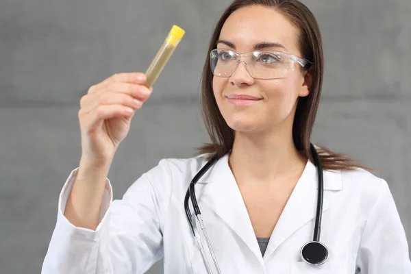 Urinprov Ung Laboratorium Kvinna Som Håller Ett Provrör Med Ett — Stockfoto