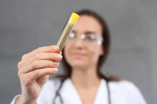 Tube Met Urine Medisch Laboratorium Arbeider Beoordeelt Kleur Van Urine — Stockfoto