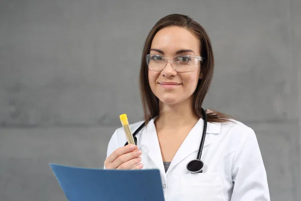 尿検査 尿サンプルのテスト チューブを保持している若い研究室女性 — ストック写真