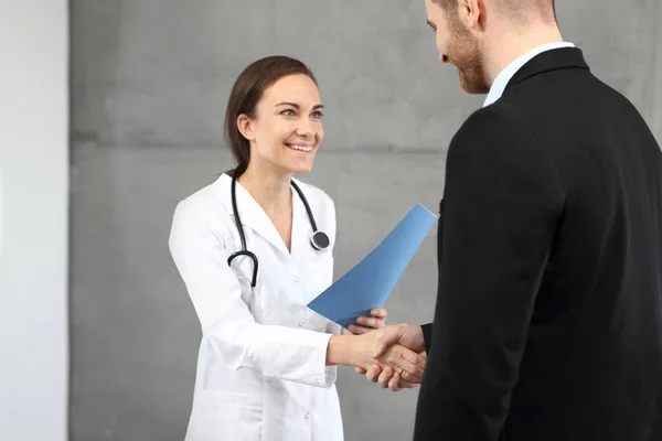 Buenos Resultados Las Pruebas Médico Sonriente Comunicando Información Paciente —  Fotos de Stock