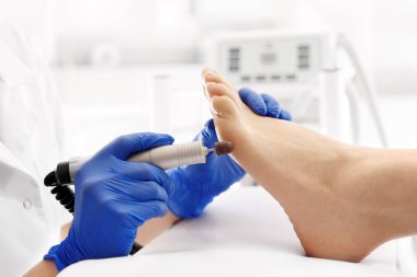 Freze pedikür. Relax ayak üzerinde Nasır dosyalama