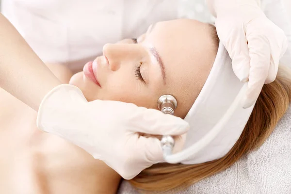 Sauerstofftherapie Eine Frau Schönheitssalon Während Einer Behandlung Mit Aktivem Sauerstoff — Stockfoto