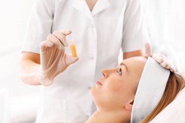 Kozmetik ampül. El güzellik uzmanları bir ampül kozmetik bir hazırlık ile gösterir