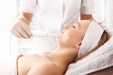 İyontoforez. Estetik tıp treatmentthe Şevval Özçelik Güzellik sıkılaştırıcı bir tedavi uzman bir makine kullanarak gerçekleştirir