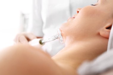 Güzel yaka. Boyun ve dekolte Cilt Bakımı ultrason ile. Şevval Özçelik Güzellik sıkılaştırıcı bir tedavi uzman bir makine kullanarak gerçekleştirir