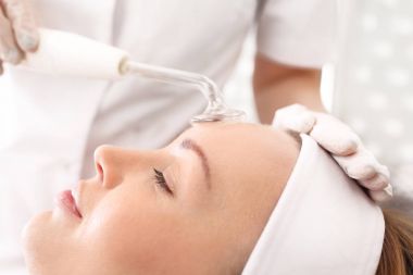 Yüz Cilt Bakımı. Bir kadın bir güzellik salonu. Şevval Özçelik Güzellik sıkılaştırıcı bir tedavi uzman bir makine kullanarak gerçekleştirir