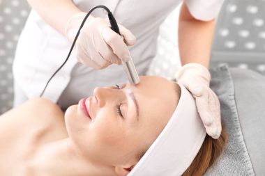 Sağlıklı ve bakımlı yüz cilt. Profesyonel kozmetik güzellik salonu. Şevval Özçelik Güzellik sıkılaştırıcı bir tedavi uzman bir makine kullanarak gerçekleştirir
