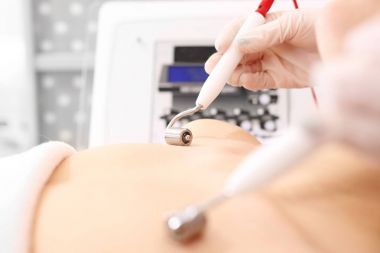 Güzel yaka. Boyun ve dekolte Cilt Bakımı ultrason ile. Şevval Özçelik Güzellik sıkılaştırıcı bir tedavi uzman bir makine kullanarak gerçekleştirir