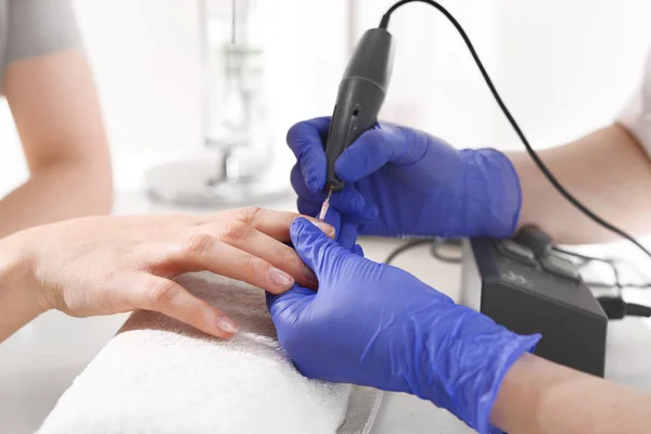 Manicura Usando Una Fresadora —  Fotos de Stock