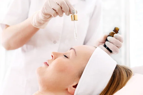 Salão Spa Uma Mulher Durante Tratamento Facial Esteticista Aplica Cosmético — Fotografia de Stock