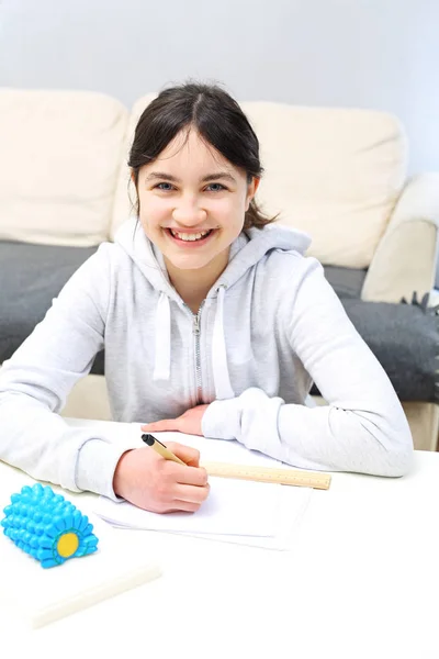 Uczennica Pisze Notatki Uśmiechający Się Małą Dziewczynką Przygotowującymi Się Egzaminu — Zdjęcie stockowe