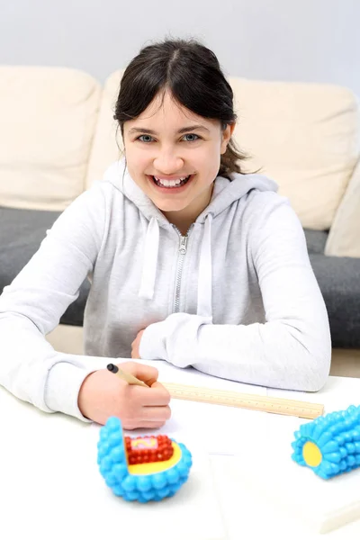 Fazer Trabalhos Casa Uma Menina Sorrindo Está Estudando Para Exame — Fotografia de Stock