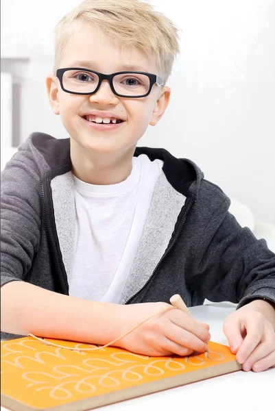 Criança Aprende Escrever Rapaz Sorridente Que Pratica Escrever Cartas — Fotografia de Stock