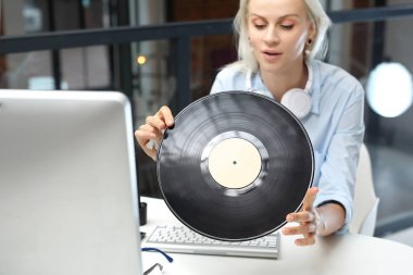 Bir vinil kaydı tutan Vinyl.Young şık kadın.