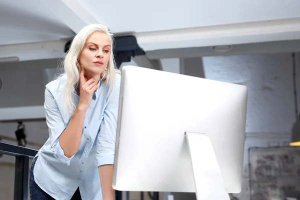 Lavoro Creativo Agenzia Pubblicitaria Giovane Donna Con Capelli Bianchi Lavora — Foto Stock