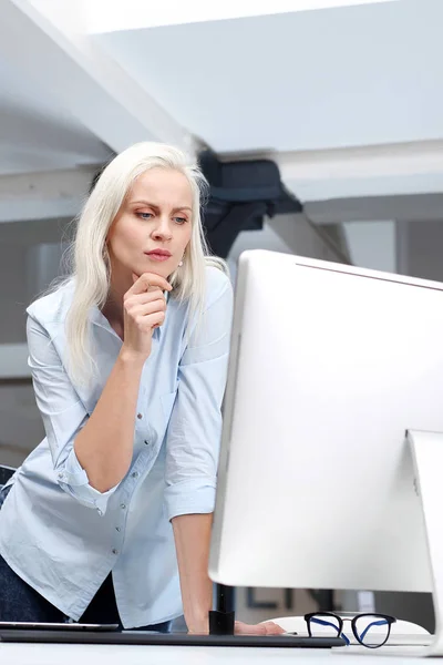 Mode Travail Femme Aux Cheveux Blancs Travaille Ordinateur Dans Bureau — Photo