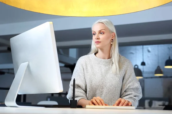 Secretário Uma Mulher Trabalhando Escritório Está Escrevendo Computador — Fotografia de Stock