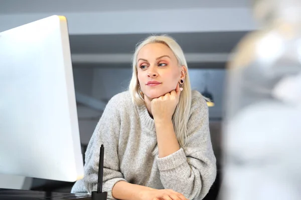 Employé Bureau Une Femme Travaille Bureau — Photo