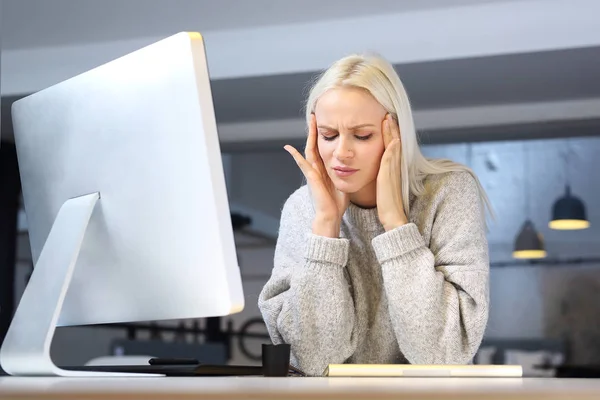 Hoofdpijn Vermoeidheid Het Werk Moe Vrouw Werkt Computer — Stockfoto