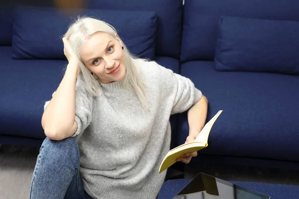Relaxujte Knihou Krásná Blondýna Knihou Zatímco Sedí Doma — Stock fotografie