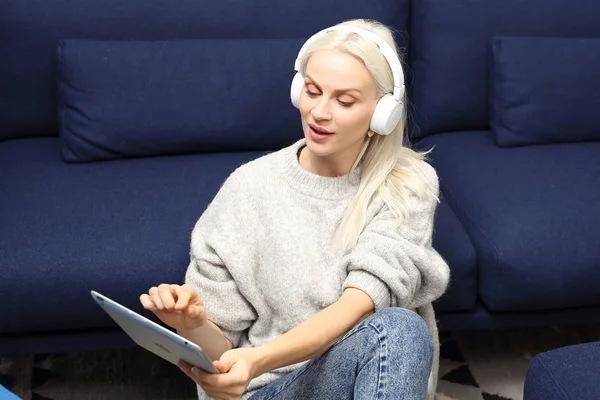 Écouteurs Fille Avec Casque Sur — Photo