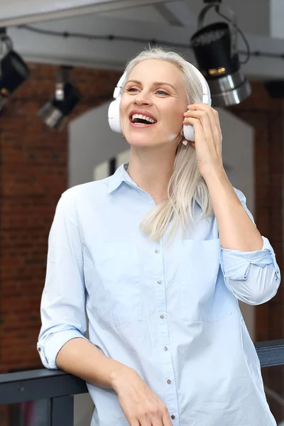 Słuchawki Przyjemność Słuchać Wobec Muzyka Kobieta Słuchawkami Uszach — Zdjęcie stockowe